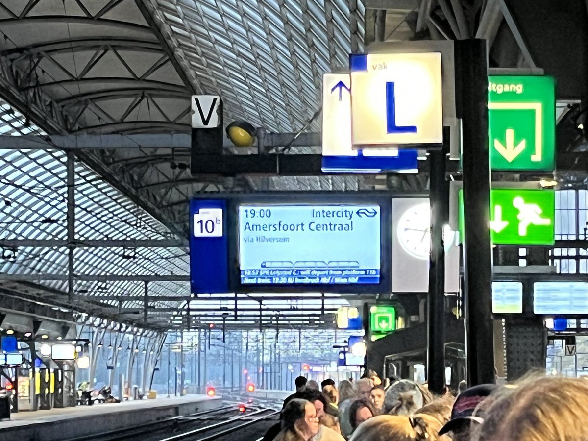 Neeeee zou het dan werkelijk of is dit een vergissing <a href="/NS_online/">NS online</a> ? Er staat 3 stellen op het bord. Hopelijk niet 1-malig hoewel ik dit wel vrees.