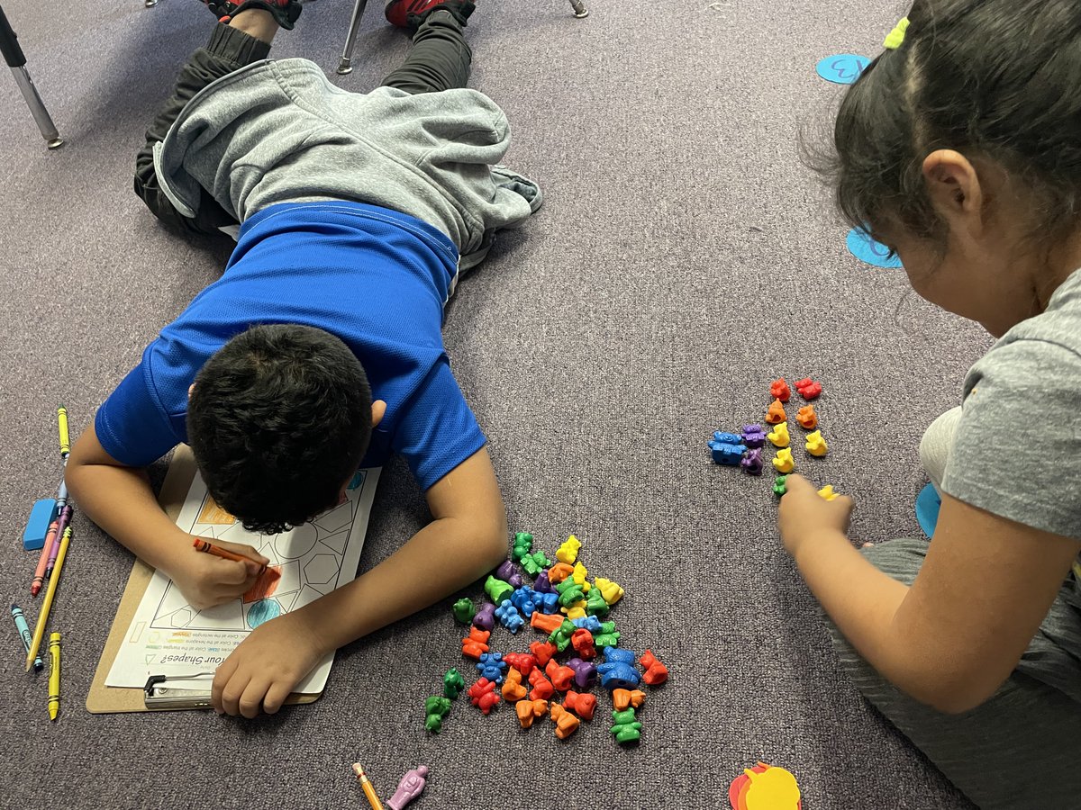 RachelGunaward1's tweet photo. Our #multilingual learners have been learning the #vocabulary for shapes and practicing #symmetry ! Nuestros alumnos #multilingües han estado aprendiendo el #vocabulario de las formas y practicando la #simetría. @RandolphStars @RandolphIBStars @APS_ESOL #APSisAwesome @APSMath https://t.co/AyK4ZhEvul