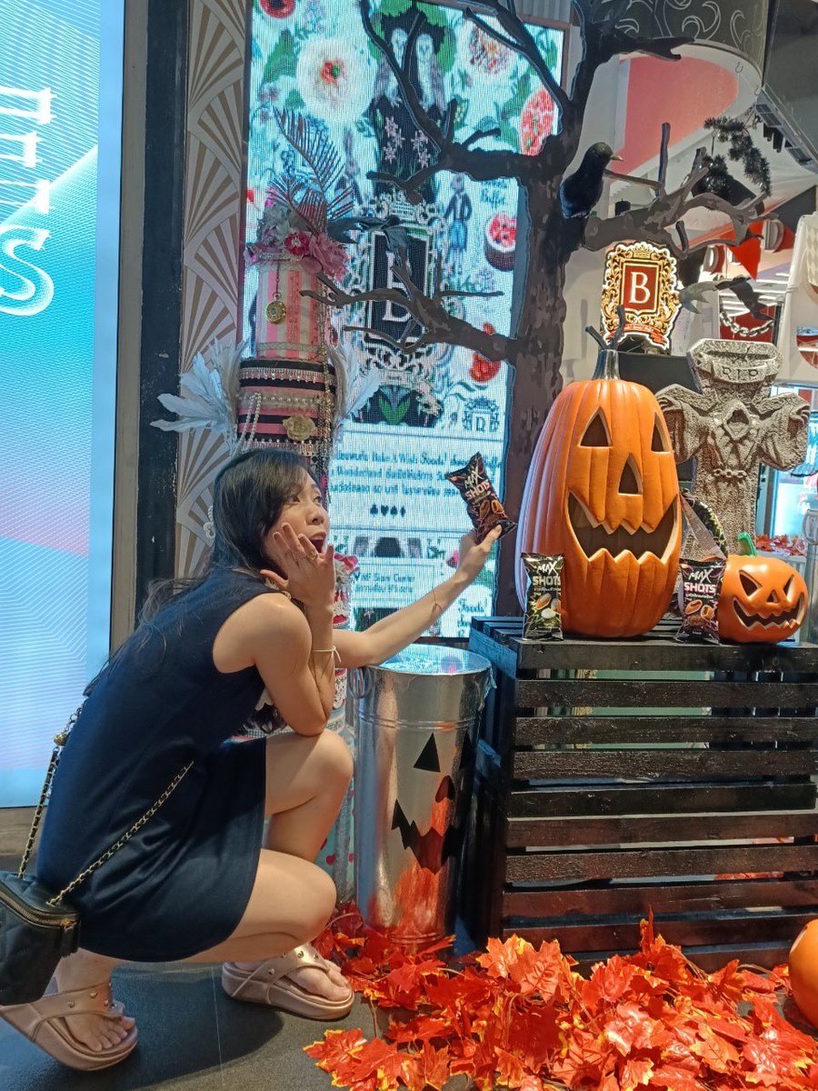 KatooNaiyana's tweet photo. ฮาโลวีนต้องนึกถึงฟักทอง แต่ถ้าท้องร้องต้องนึกถึงเลย์ Max Shots ถึงเราจะกลัวผี แต่เรากลัวหิวมากกว่า เป็นขนมที่ควรมีติดตัว ถึงจะพกไว้กันผีไม่ได้ แต่พกไว้กันหิวได้นะจ๊ะ 😋😋 ปาร์ตี้ฮาโลวีนนี้แค่มี Max Shots ก็ตี้ได้ไม่สะดุด ซื้อตุนไว้รอกันเล้ยยย #MaxShots1HandChallenge https://t.co/gce46l6ttc