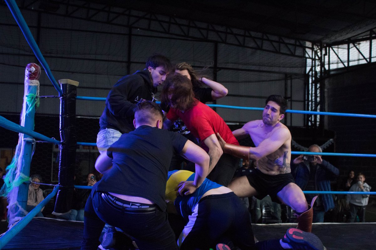NuevaEraArg's tweet photo. Durante el intermedio @RolonWrestler, @LxDiamante y @Terry_PW fueron atacados por @_Gaspar_TW, Striker, @J_Master_, @RazorRangos, @ALEX_LUCHA_CA y Amelia. Luego @ChuckDixonPW, @RealSlovak y @JohnnyFoxPw los rescataron, harto de esto, Rolon retó a todos a una lucha cinco vs cinco. https://t.co/3JygKisIUu