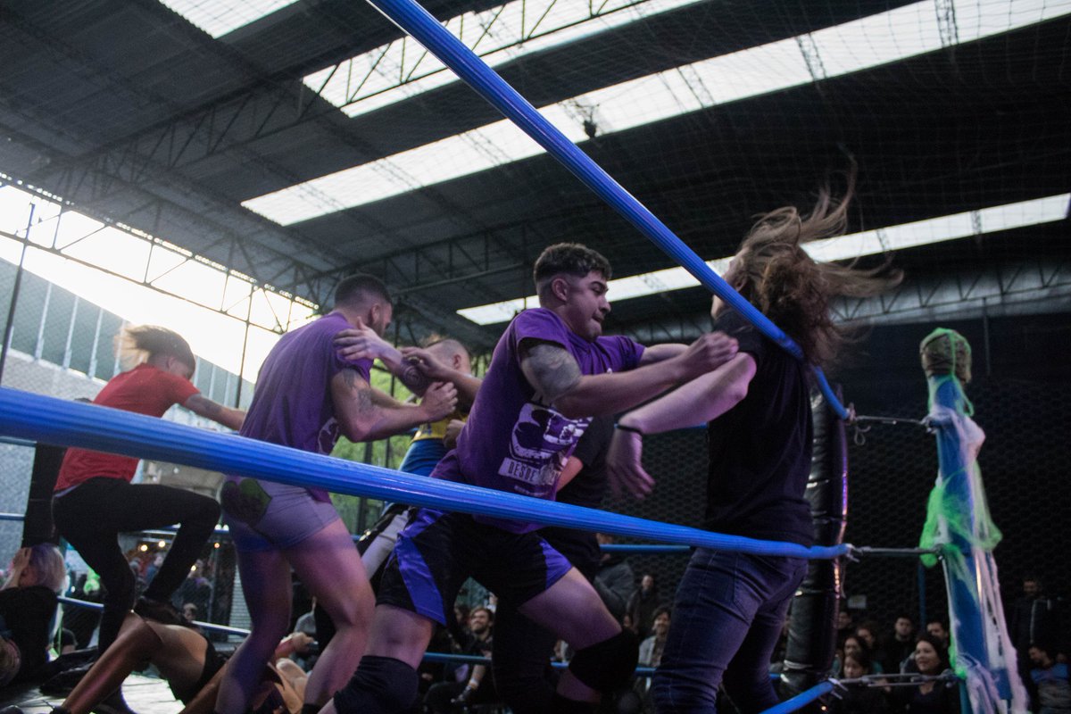 NuevaEraArg's tweet photo. Durante el intermedio @RolonWrestler, @LxDiamante y @Terry_PW fueron atacados por @_Gaspar_TW, Striker, @J_Master_, @RazorRangos, @ALEX_LUCHA_CA y Amelia. Luego @ChuckDixonPW, @RealSlovak y @JohnnyFoxPw los rescataron, harto de esto, Rolon retó a todos a una lucha cinco vs cinco. https://t.co/3JygKisIUu