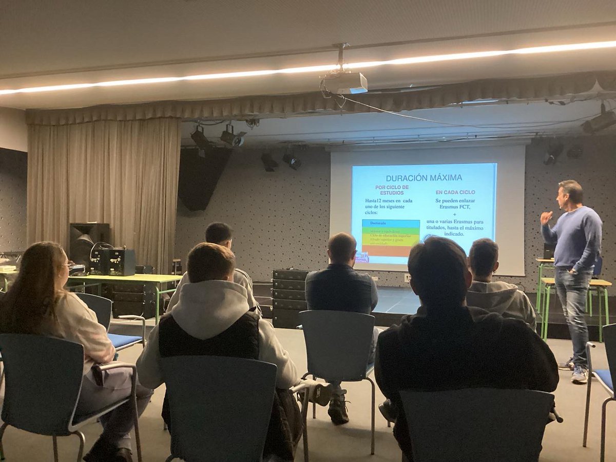 _CIFPponferrada's tweet photo. Nuestro orientador @orientacioncifp informando a los alumnos del turno de tarde acerca de las becas #erasmus #fp #fperasmus #fpcyl https://t.co/yvxR6rFJTu