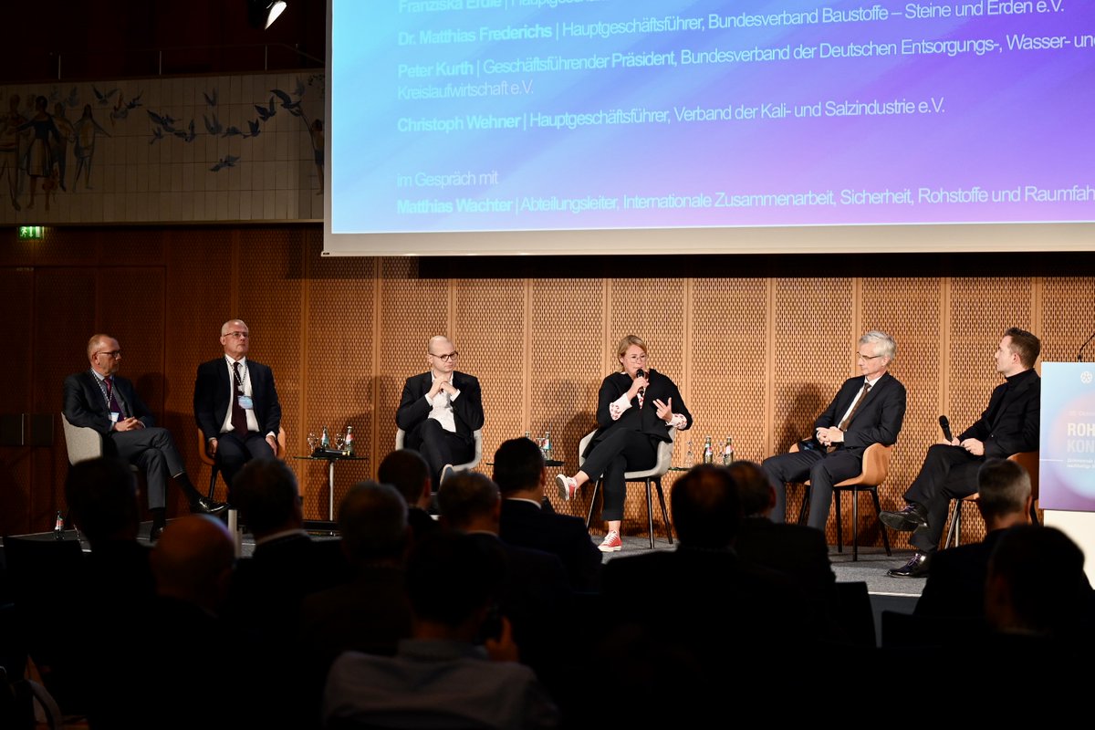Die Fachverbände der #Industrie ziehen ein positives Fazit vom #RoKo22. Die Themen sind auf der politischen Agenda angekommen; jetzt müssen wir handeln. 🔹 <a href="/peterkurth/">Peter Kurth</a> <a href="/franziskaerdle/">Franziska Erdle</a>