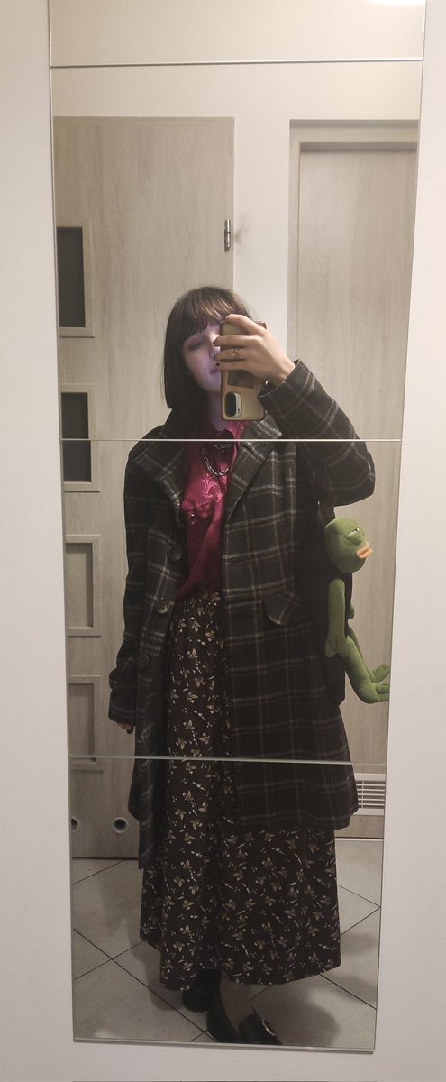 _jujubutterfly's tweet photo. not oneus related but i go to theatre today and i love my outfit https://t.co/IxoC2HVGuX