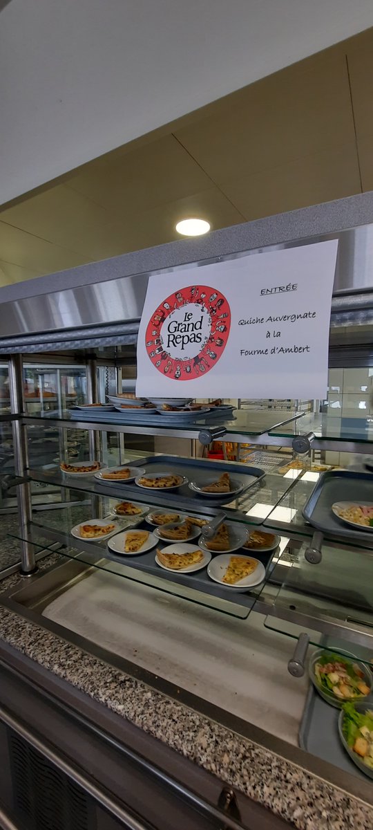 prov_lpo_ambert's tweet photo. #legrandrepas
Le lycée a participé ce midi à l'opération "le grand repas", célébrant la gastronomie du territoire. Plus de 400 repas servis. Félicitations aux cuisiniers 👏 https://t.co/0EeYhxPcLu