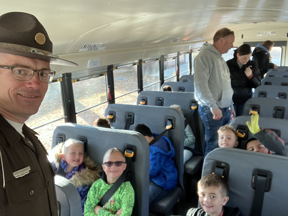 TrooperPaul103's tweet photo. It’s #SchoolBusSafetyWeek and we’re teaching students bus safety and evacuation drills! 

@humboldtms1 
@humboldt_elem https://t.co/gJ7H2jNbxm