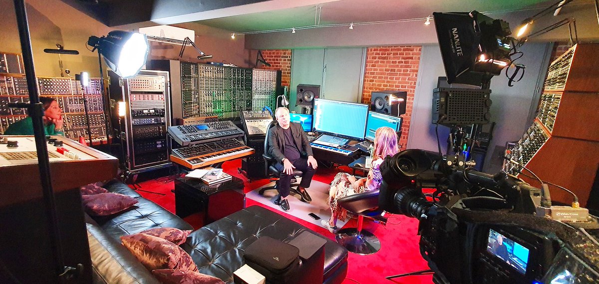 LightHackers's tweet image. In my 30 odd years as DOP, I'm always asked "Who is your favourite person you've filmed?"
I can never answer that impossible question, but to say @HansZimmer has been added to the top section of the list!
Filming in his London studio filled with awe evoking synths..
#VisualCandy
