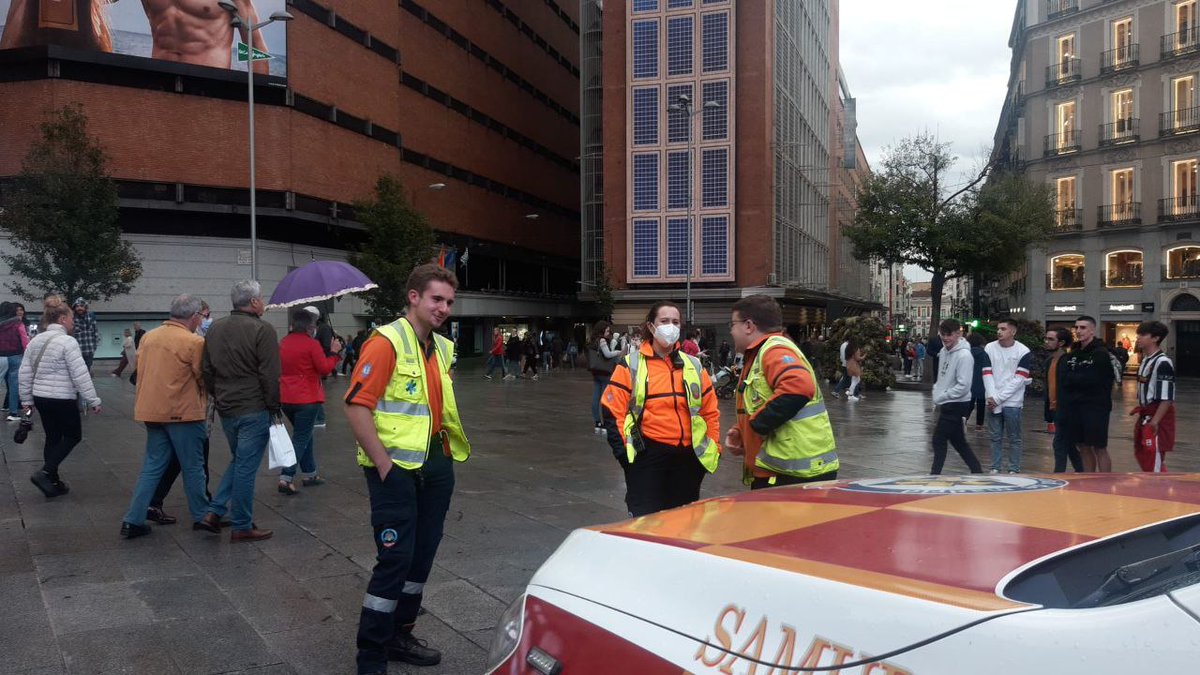 SAMUR_PC's tweet photo. Las unidades UPR desplegadas por el centro de Madrid, se encuentran cercanas al ciudadano para disminuir el tiempo de respuesta ante cualquier necesidad sanitaria y de #ProtecciónCivil que pudiera surgir.
#MadridSeguro https://t.co/L1VAwIo1gH