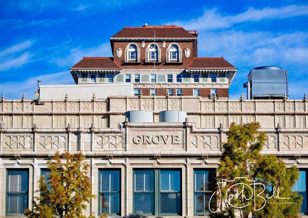 Come see the autumnal light reflecting off of our beautiful building on a quiet stroll downtown 🥰 

📸: <a href="/joshvbell/">Josh Bell 🇨🇦🇺🇦</a>

#avl #asheville #grovearcade #828isgreat #downtownasheville