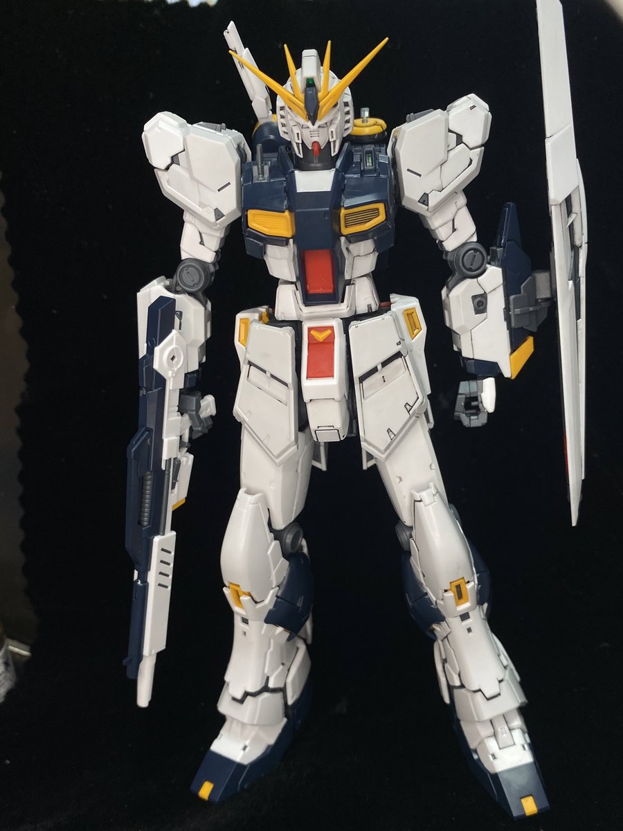 気分転換がてらνガンダムのスミ入れ。
左半身だけ入れてスミ入れ前後比較もついでに。 