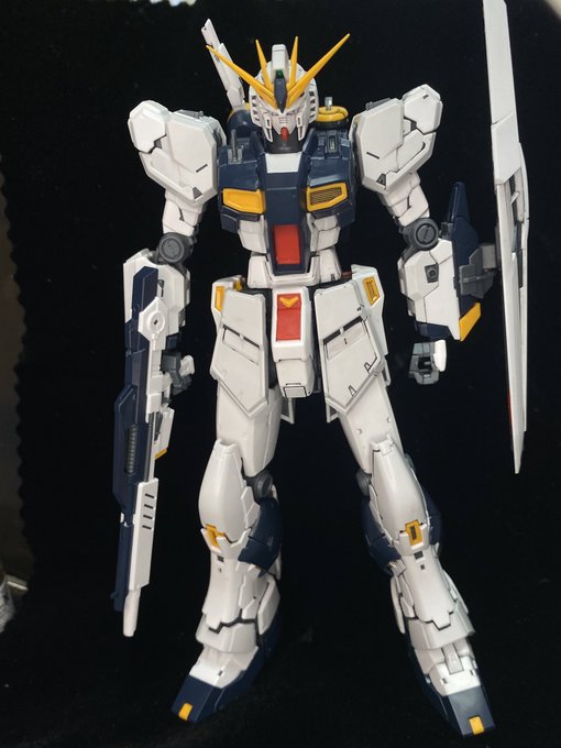 気分転換がてらνガンダムのスミ入れ。
左半身だけ入れてスミ入れ前後比較もついでに。 