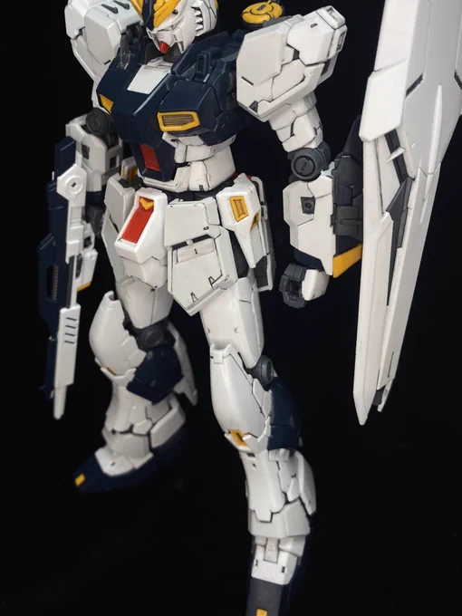 気分転換がてらνガンダムのスミ入れ。
左半身だけ入れてスミ入れ前後比較もついでに。 