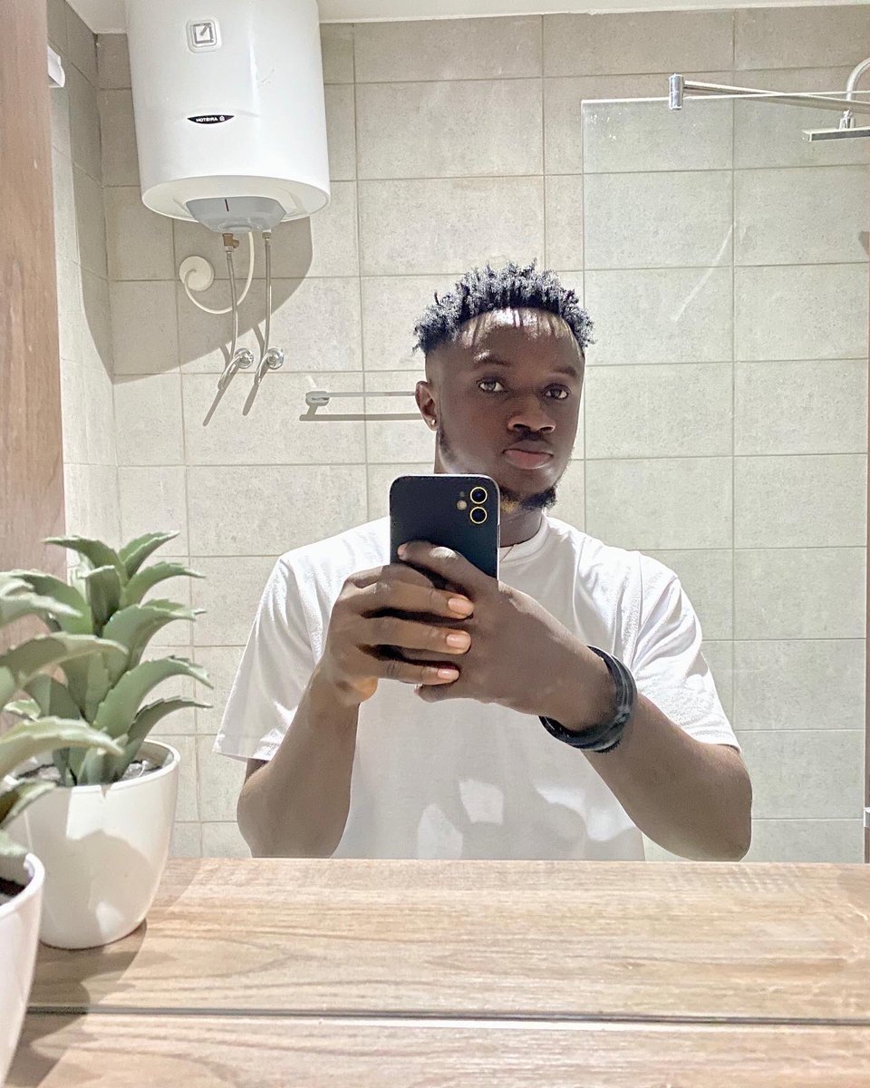 PoolSneph's tweet image. Now my bredda is a wasteman 🤗Thy dey throw am away 🥱He’s a wast man in the wasteland🥴They dey watch make he dey go oooo @blacksherif_ #wasteman #thevillianineverwas