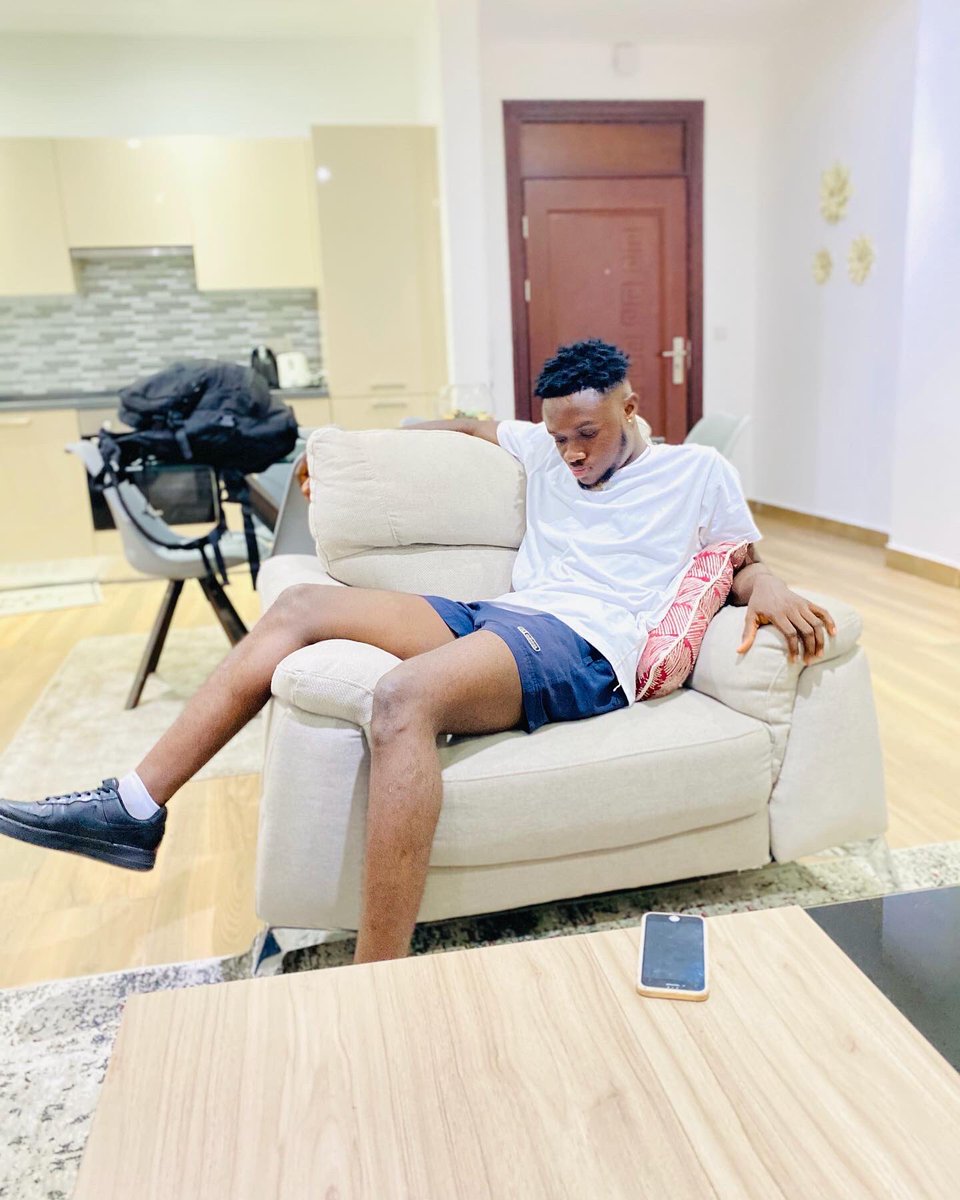 PoolSneph's tweet image. Now my bredda is a wasteman 🤗Thy dey throw am away 🥱He’s a wast man in the wasteland🥴They dey watch make he dey go oooo @blacksherif_ #wasteman #thevillianineverwas