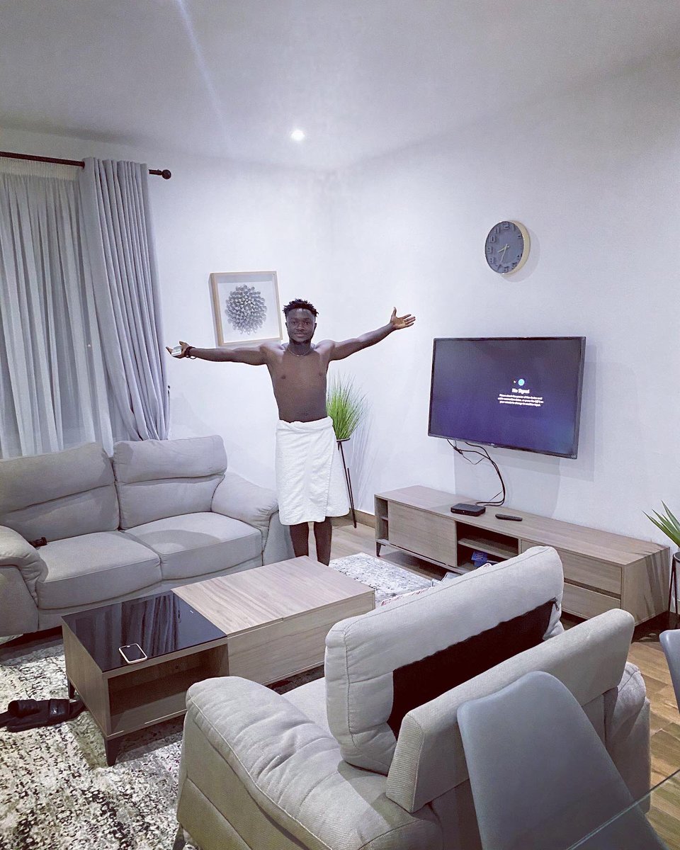 PoolSneph's tweet image. Now my bredda is a wasteman 🤗Thy dey throw am away 🥱He’s a wast man in the wasteland🥴They dey watch make he dey go oooo @blacksherif_ #wasteman #thevillianineverwas