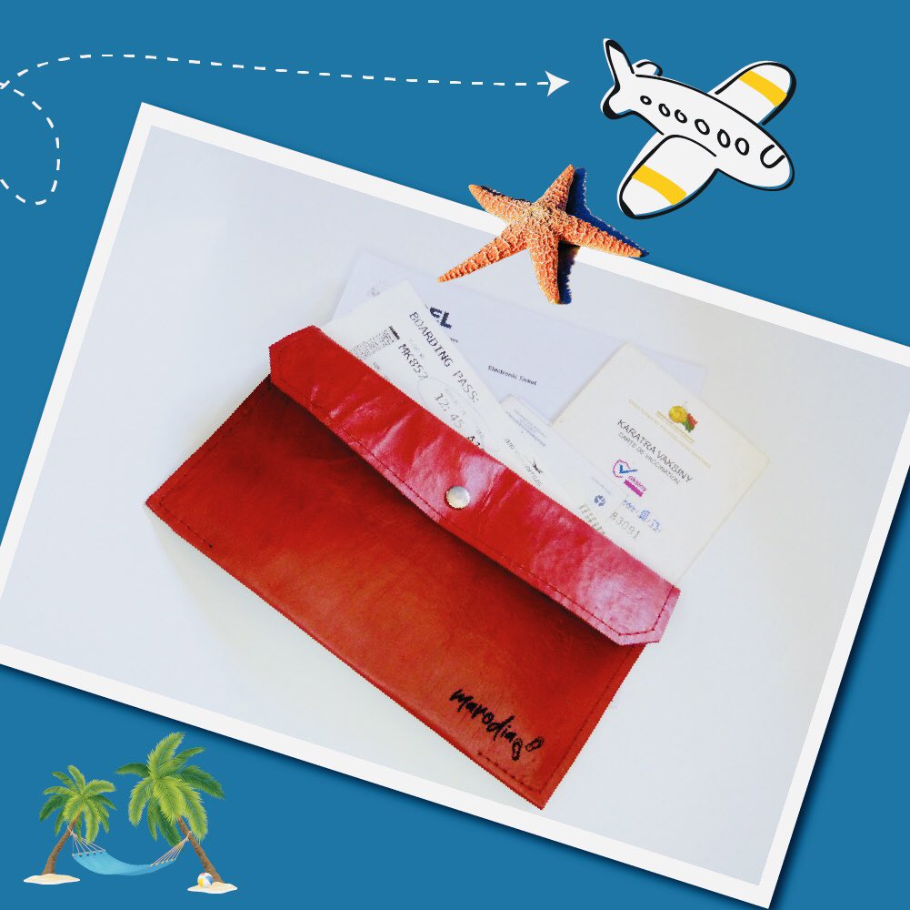 ASoayarta's tweet photo. Commandez votre ELATRA, la Pochette d’embarquement qui vous sauve de toute galère durant le contrôle de votre sortie 🛫et entrée 🛬 d’un territoire 🌍 https://t.co/mcAdriRKsm