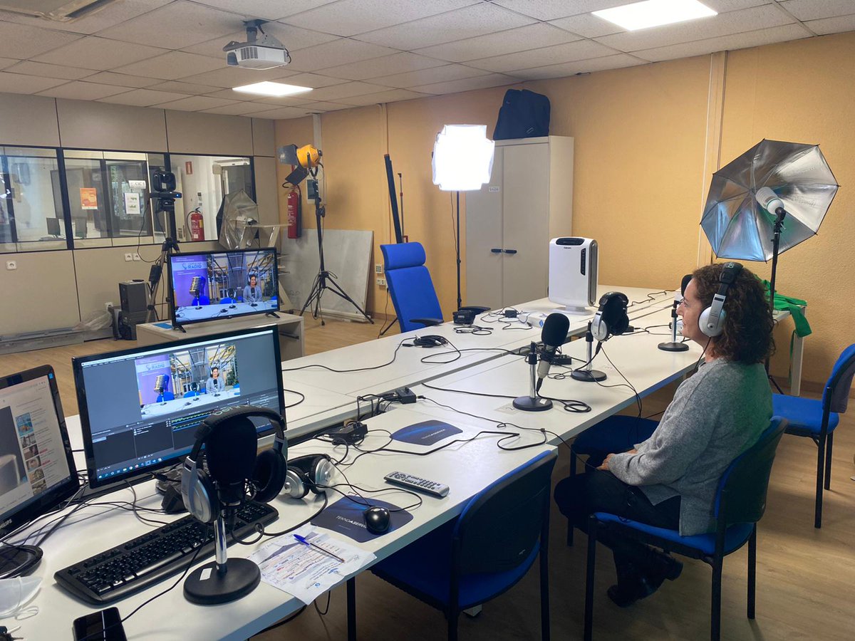 HPECDS_ES's tweet photo. Hoy terminamos dos jornadas intensivas presentando nuestros programas de talento en las ferias de #empleo de la @ETSISIupm @UPM #Madrid y la Escuela de Ingeniería Informática de la @UVa_es.
¡Únete al #talentoCDS! 👉https://t.co/tAK92dmfdX
#HPECDS #tech #ofertasdeempleo https://t.co/IAJHRP4K92