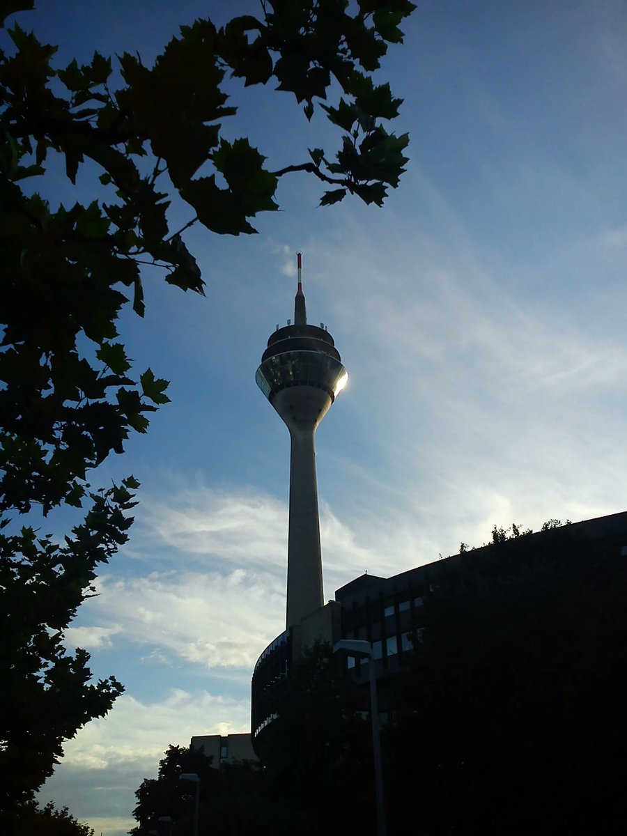 se_we's tweet photo. "Leucht"-Turm : Von der untergehenden Sonne beleuchteter Rheinturm in Düsseldorf, Nordrhein-Westfalen.
#rheinturmdaily #rheinturm #rheinturmdüsseldorf #fernsehturm #düsseldorf  #DeinNRW #VisitNRW #städtetrips #städtetrip https://t.co/Vc39pt2QCc