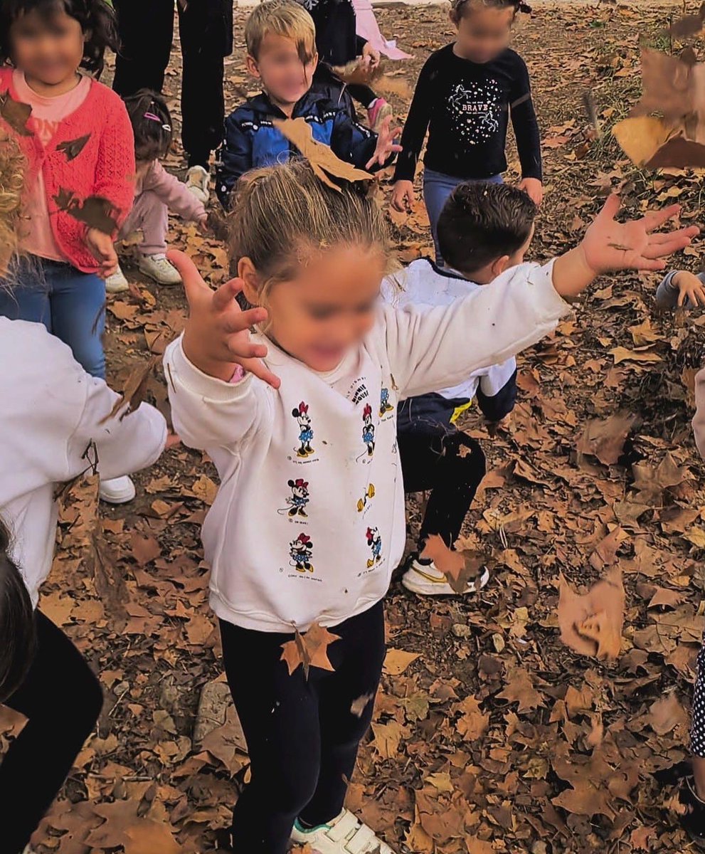 esc_elspicots's tweet photo. Els Óssos Panda i els Pingüins de Magallanes P3 hem fet la nostra primera excursió. Hem aprofitat que havíem d'anar a l'Aliança per anar a buscar fulles de la tardor per les classes i ens ho hem passat genial! https://t.co/ZKSU6GMlAV