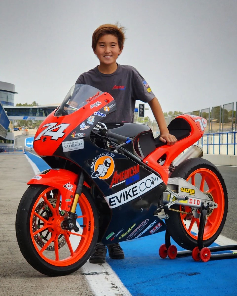 RideDunlop's tweet photo. We support bikes and riders of all sizes and ages!

Shown here is international racer @kensei74racing with his Moto5 race bike.

#RideDunlop #RaceDunlop #RaceSupport #Moto5 https://t.co/6xaR7cf760