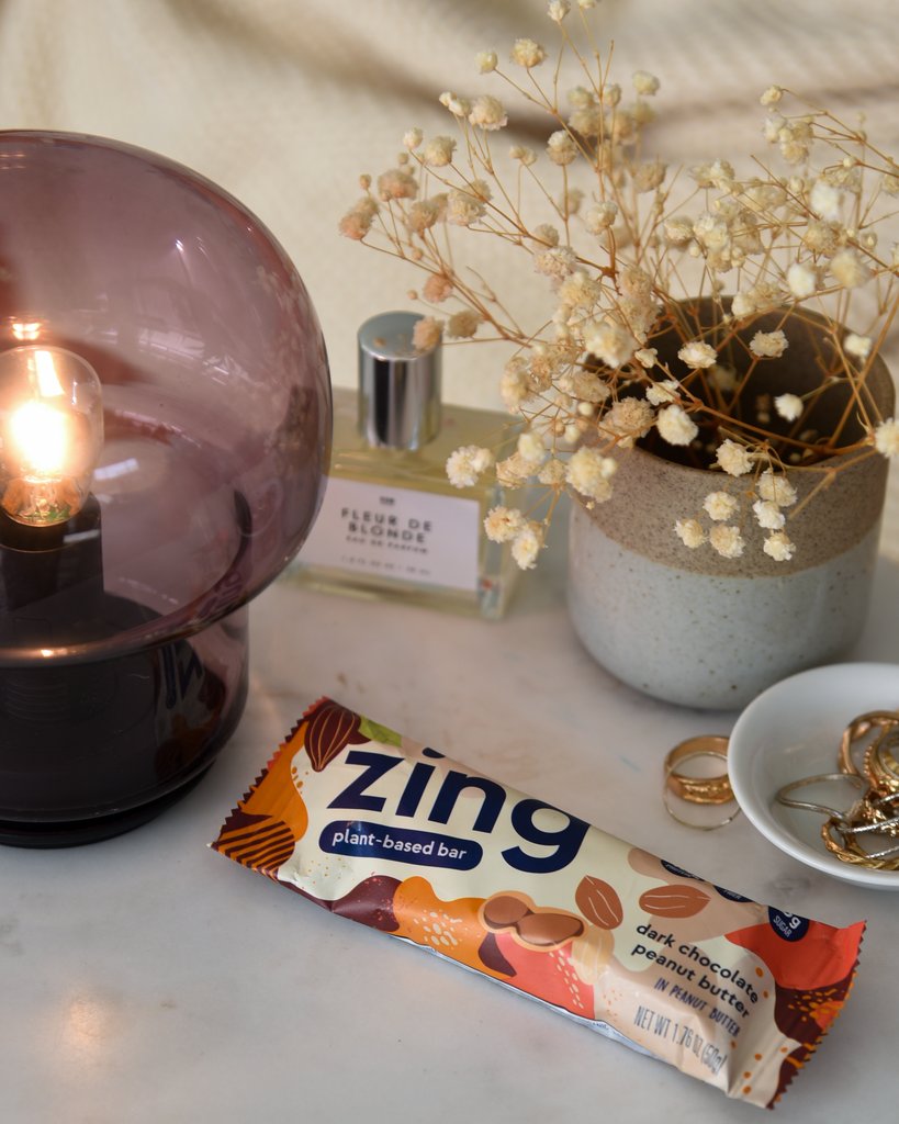 zingbars's tweet photo. Your new favorite snack.😌🍵🧸🤍 A delicious, dairy-free, nutrient-dense treat for all. The perfect balance of probiotics and protein to keep you feeling full and healthy! ✌🏻

#chocolatechip #oatmeal #healthycarbs #bringyourzing #zingbars #zingbar #proteinbar #intuitiveeating https://t.co/KRcICmMMYv