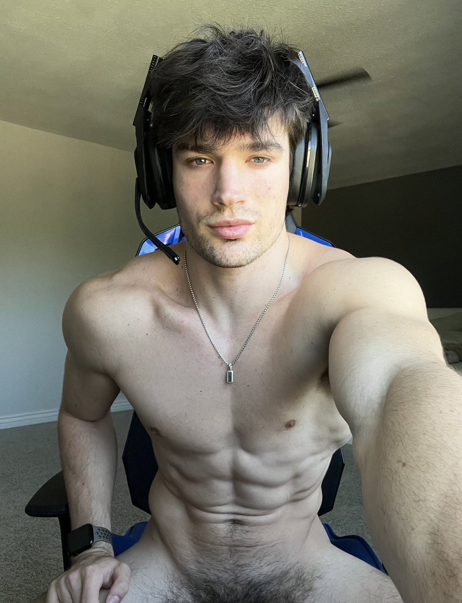 HotFitNerds's tweet photo. Gaming all day... #nerd #gamer #stud #gay https://t.co/EuABwJeYZb