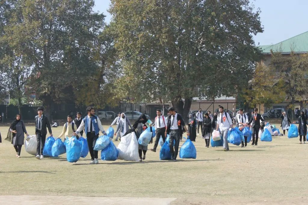 nss_icsc's tweet photo. Under the umbrella of Clean India Campaign 2.0,the NSS UNIT OF THE COLLEGE conducted a cleanliness drive in and outside the college campus on 19 oct 2022.The collected trash of more than 600 Kgs was handed over to concerned Ward Officer, SMC for proper disposal of such waste. https://t.co/6X9easCyTx