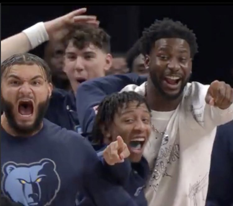 Grizz beat the Knicks. Grizz are 1-0. Crank up the @ChrisVernonShow. Watch/chat LIVE: youtu.be/O38XxzkJpuM