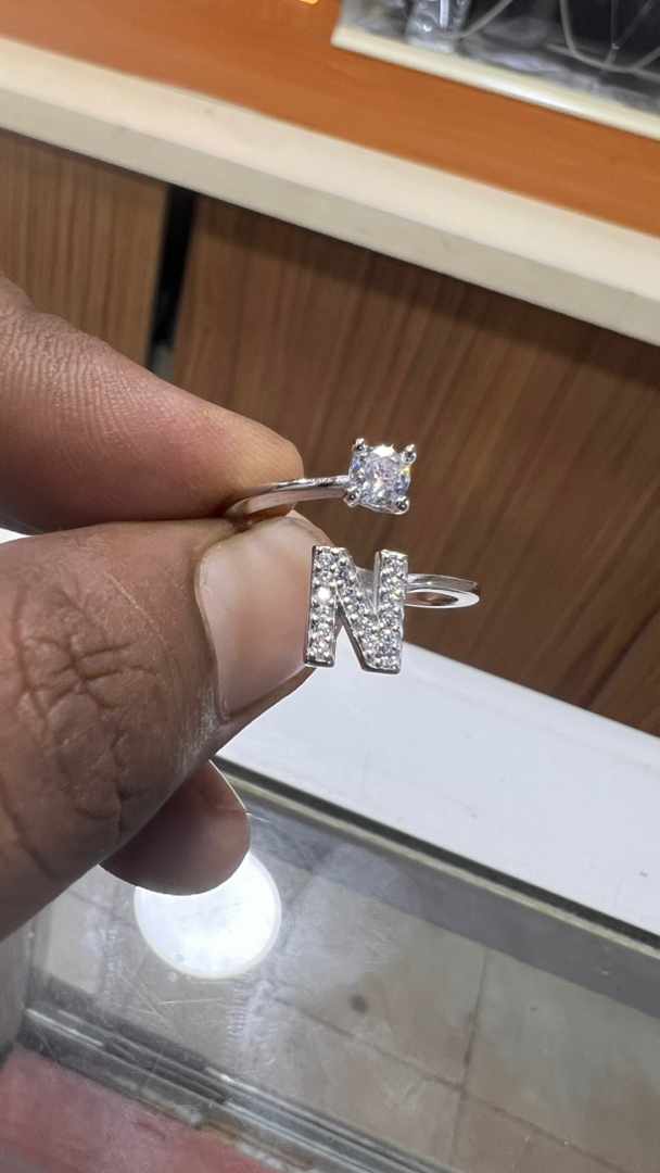 حرف من تحب ع خاتم فضه 
فقط بي ٥٩٠٠ 🔥