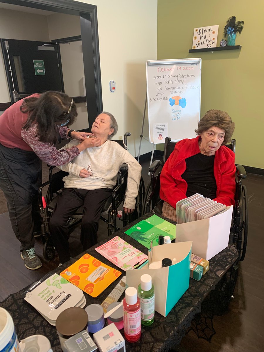 S_StonyBrook's tweet photo. Our volunteer, Debi, came over yesterday and had a spa day with our ladies. πββοΈ We love being able to spoil our residents with some self care. π
#WhatsHappeningAtStonyBrook #TrilogyLiving #WhatResidentsDoForFun #LifeAtTheSprings https://t.co/biTiPn7QNf