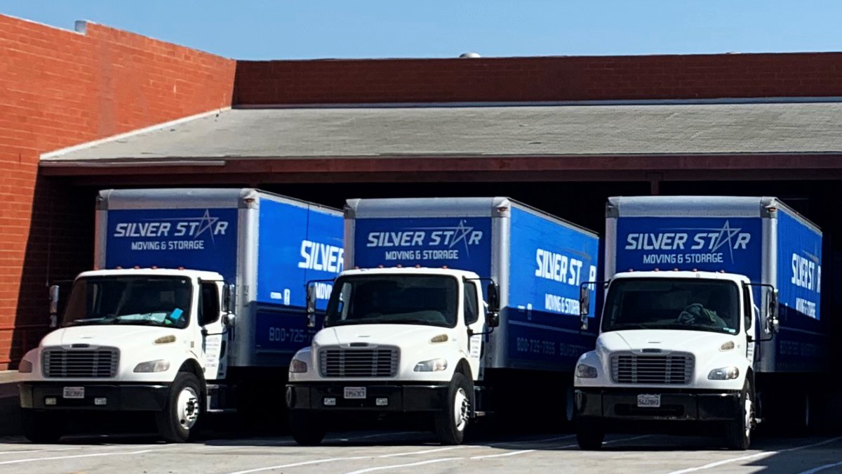 SilverStarMove's tweet image. A moving co. should be able to handle large amounts of items w/minimal hassle when moving a business.

They need a sufficient number of trucks to handle the quantity of items that must be moved.

Silver Star has a fleet of moving trucks to serve both small &amp;amp; large businesses.