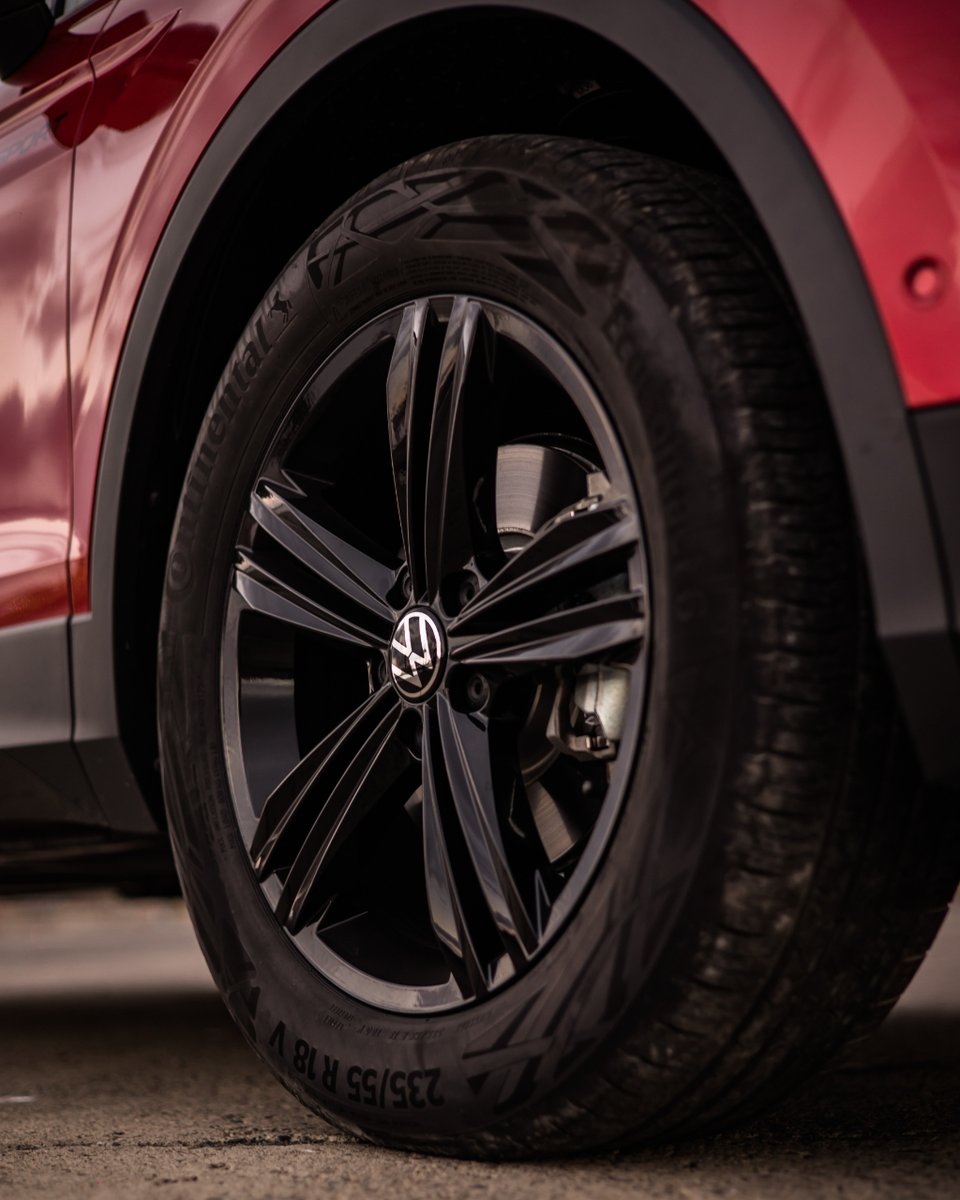 vwcanarias's tweet photo. La versión más deportiva del Tiguan 🔥 

Desde su llamativo interior hasta las relucientes llantas de aleación Sebring de 18 pulgadas 🤩

#Volkswagen #TiguanUrbanSport #VWCanarias https://t.co/HNE9uzHGu7