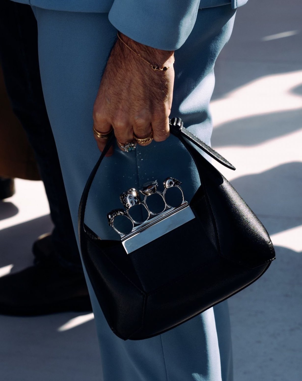 Outlander Magazine on X Alexander McQueen SS23 Brass Knuckles Bag https t bWeHNNwSWZ X