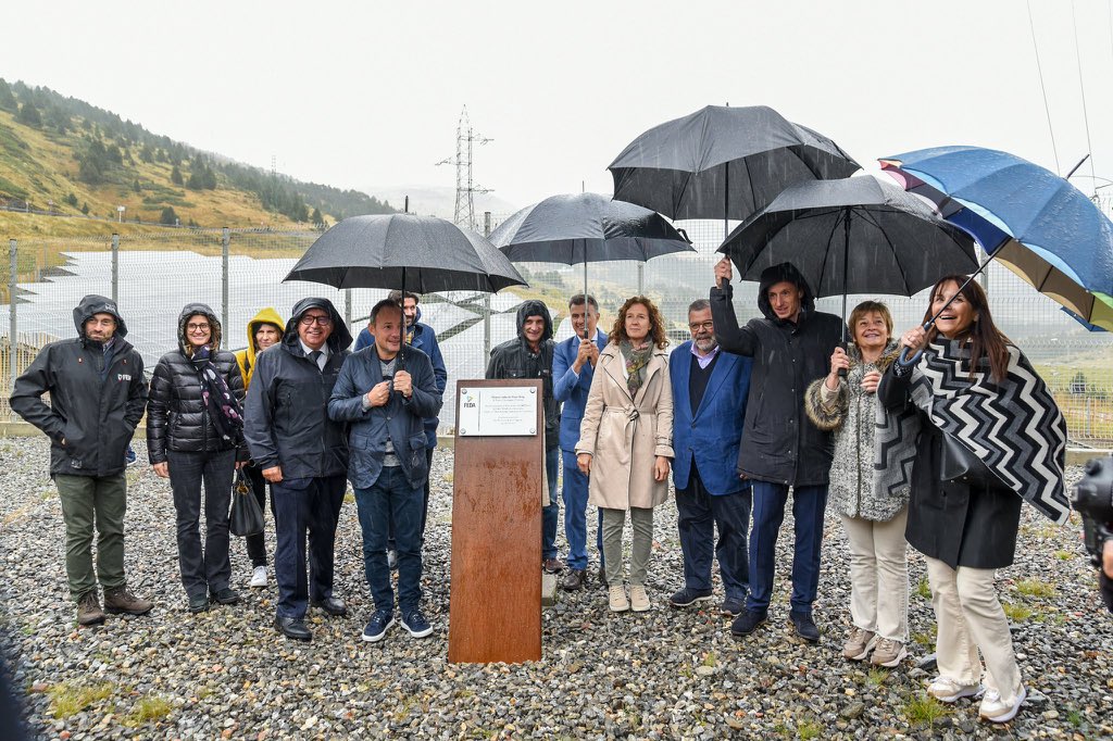 nereamorenode's tweet image. Molt contenta de participar en la inauguració del primer parc solar de FEDA. Infraestructura que significa molt en el camí de transició energètica. 
I molt feliç de fer-ho amb un súper equip que s'hi ha deixat la pell! @jordisunday @Namast26, Fran i tants altres de @FEDA_Andorra