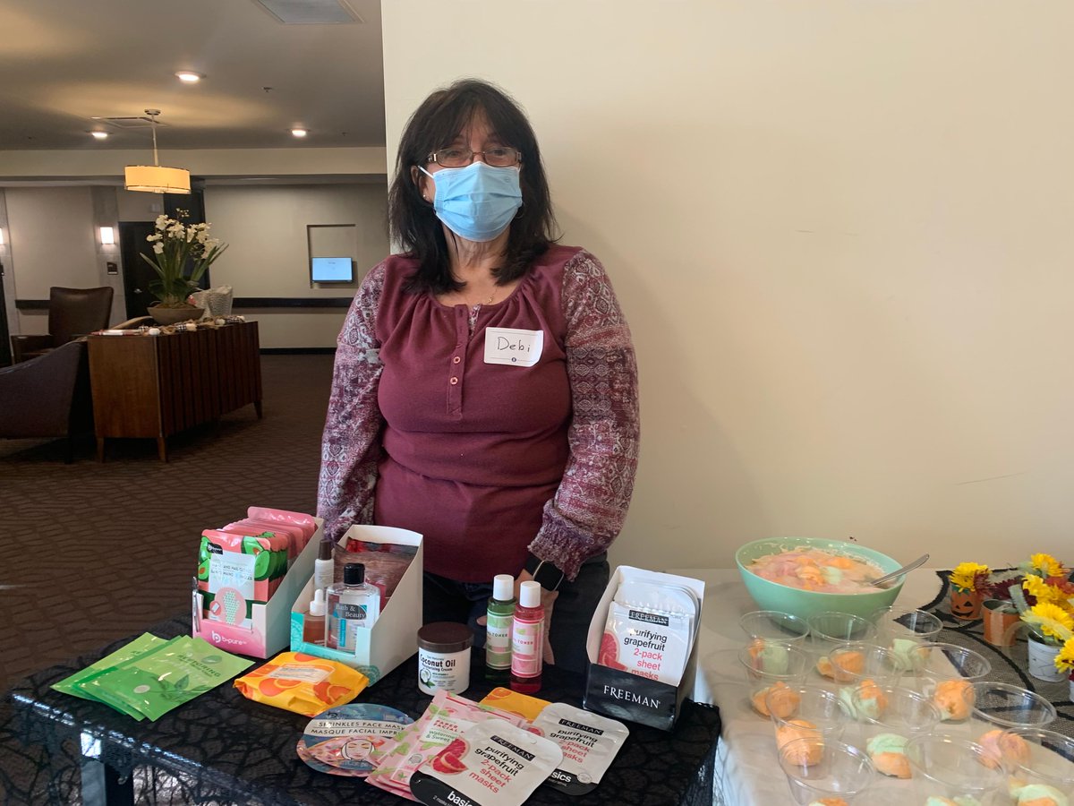 S_StonyBrook's tweet photo. Our volunteer, Debi, came over yesterday and had a spa day with our ladies. πββοΈ We love being able to spoil our residents with some self care. π
#WhatsHappeningAtStonyBrook #TrilogyLiving #WhatResidentsDoForFun #LifeAtTheSprings https://t.co/biTiPn7QNf