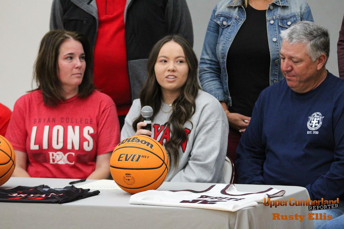 RustyEllis_'s tweet photo. Some of the sights from @karleygentryy’s signing this morning 🏀📸
Full gallery and story ⬇️ https://t.co/aUWXRky105