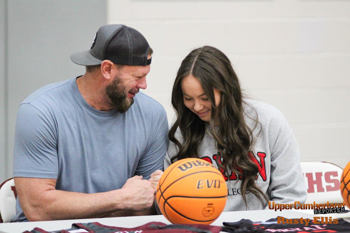 RustyEllis_'s tweet photo. Some of the sights from @karleygentryy’s signing this morning 🏀📸
Full gallery and story ⬇️ https://t.co/aUWXRky105