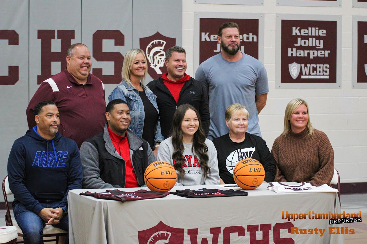 RustyEllis_'s tweet photo. Some of the sights from @karleygentryy’s signing this morning 🏀📸
Full gallery and story ⬇️ https://t.co/aUWXRky105
