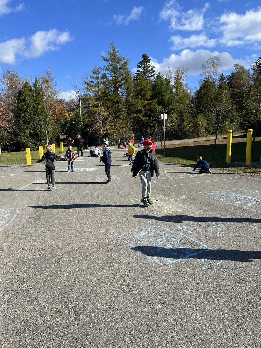 #tmoasds2022 @ASDS_PhysEd  we practiced writing our cvc words and tricky words outside!
 Grade 2 Rothesay Elementary