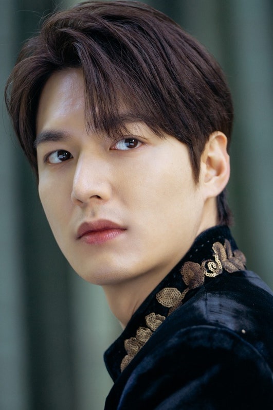 SIGE NGA magka-alamano na! Sino ang mas pogi sa kanila? Like pag si Robin-hood-lum, retweet pag si Lee Min-ho.