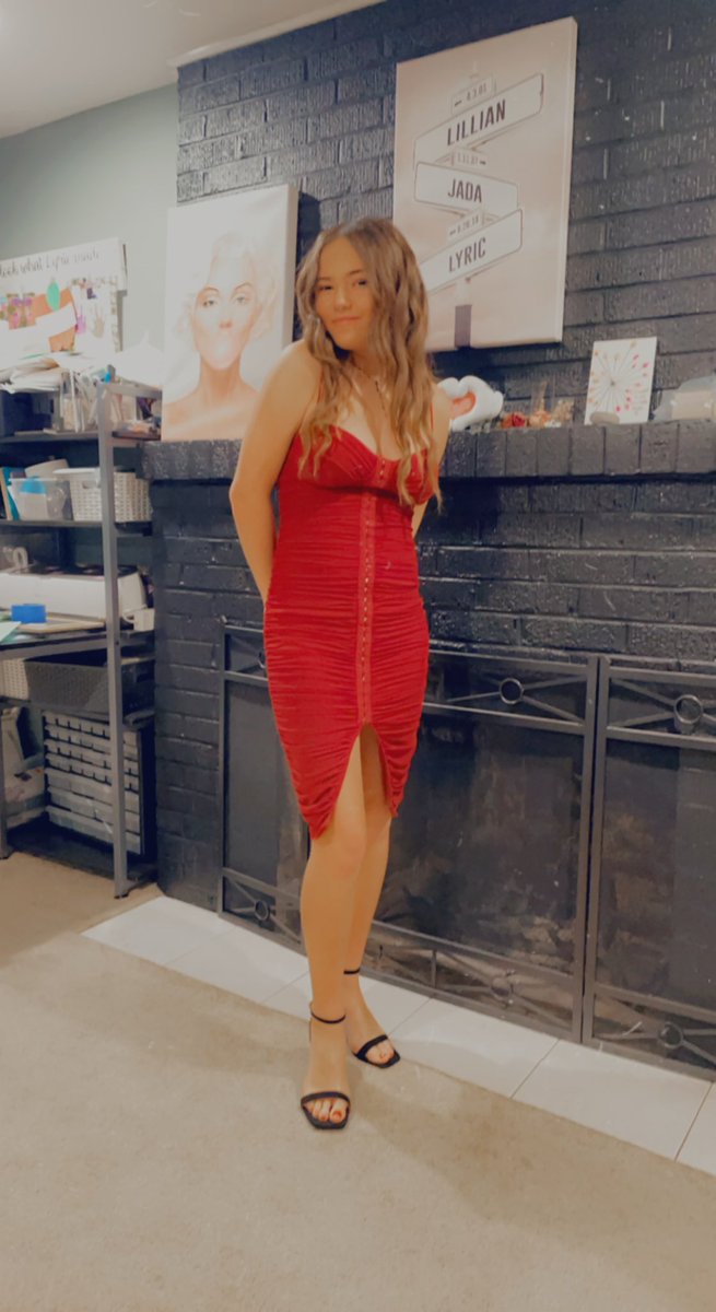 Jada had her 1st homecoming last weekend! Lyric has her 1st pretend homecoming last weekend 😂❤️😘