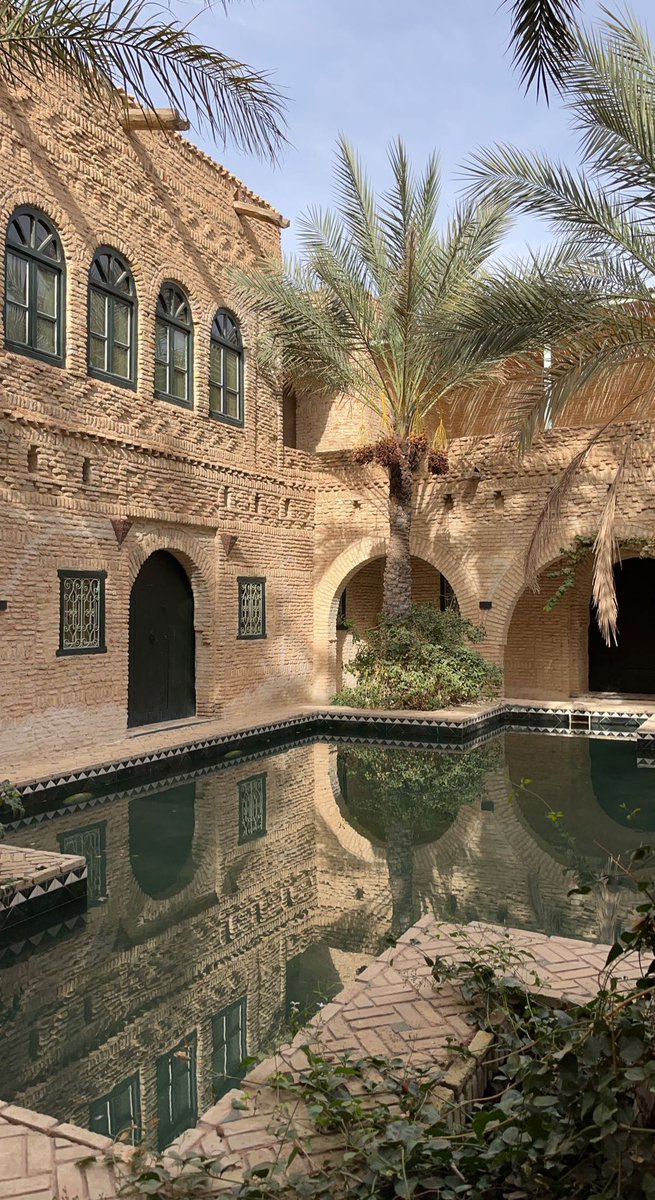 زر توزر إن شئت رؤية جنة
تجري بها من تحتك الأنهار