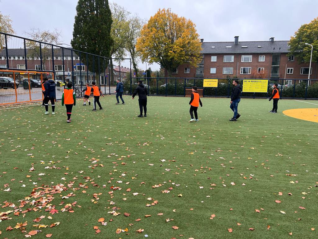 ChakirAmbulant1's tweet photo. In kader van de herfstvakantie hebben we een fijne voetbaltoernooi georganiseerd voor #jongeren uit #hilversum. In de avond ben ik met mijn collega ambulant geweest in het centrumgebied en diverse #preventieve gesprekken gevoerd met jongeren.#versawelzijn #samenisleuker #ambulant https://t.co/vQ9kkLy4xK
