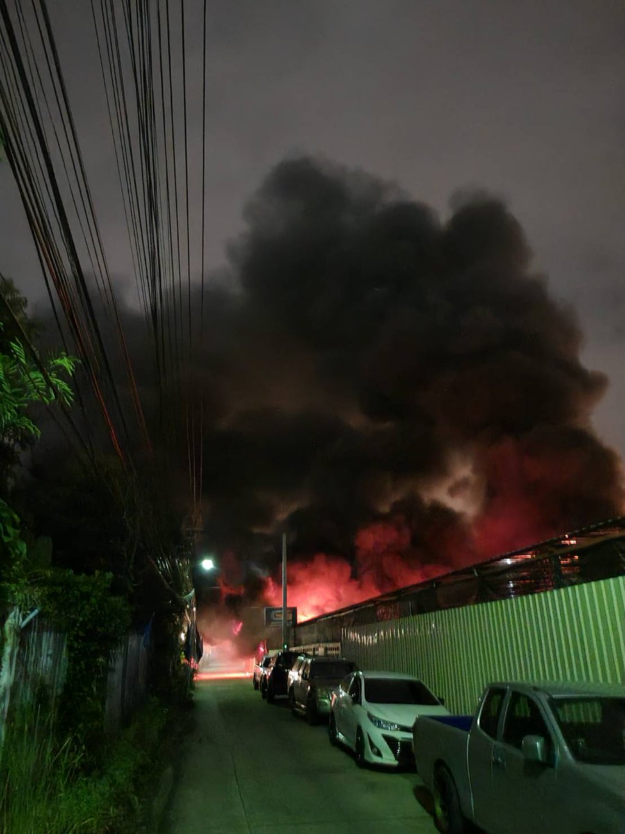 fm91trafficpro's tweet photo. ด่วน #ไฟไหม้ 

เวลา 04.47 น. รับแจ้งจาก ม.ป่อเต็กตึ๊ง เกิดเหตุเพลิงไหม้รถยนต์ ในลานจอด ของอู่ซ่อมรถ ซอยจรัญสนิทวงศ์ 31

ซึ่งบริเวณดังกล่าวมีรถจอดอยู่จำนวนมาก ขณะนี้รถน้ำกำลังเดินทาง  

#FM91
CR. ปุ๊ก RKU https://t.co/7zj9uXSIz0