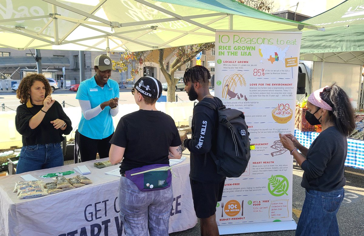 usaricenews's tweet photo. #RideWithRice w/o the truck: @usaricenews made a triumphant return to @USDA Farmers Market last week to give away #USgrown #rice, @AromaHousewares rice cookers, recipes, & test everyone's knowledge of our favorite grain. #ThinkRice https://t.co/cFfYSXTCSR 🌾 https://t.co/FDmLpmvqtk