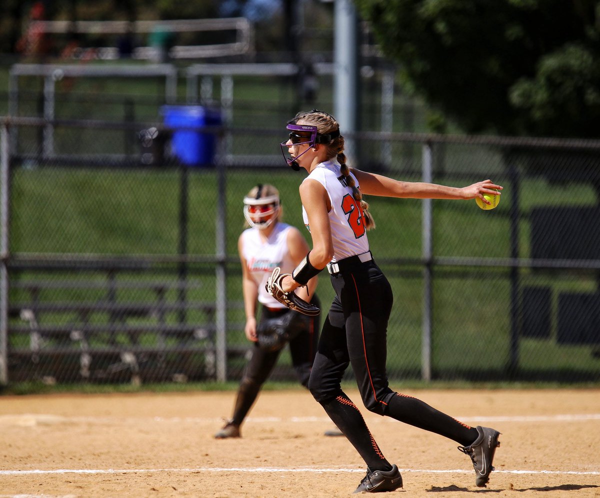 ftpetcare's tweet photo. Working on my sports photography . This is my great nieces team Lakeshore lightning black 14 U. #softball #softballphotography. https://t.co/0sMPcp2VQN