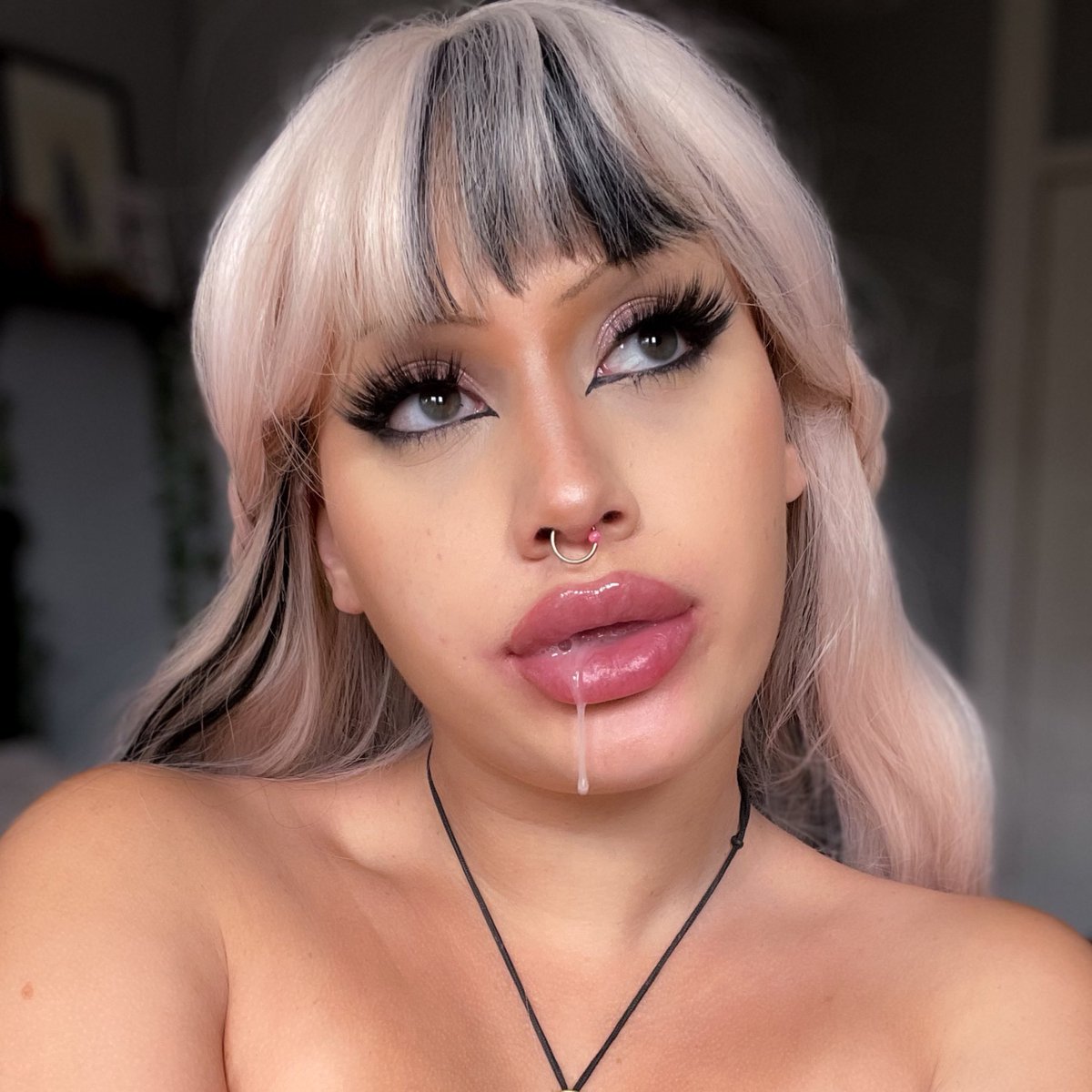 bucklebimbo's tweet photo. Sex bot 💿 Upgrade Installing 📀 please be patient while brain is erased https://t.co/tw3WXAiM0q