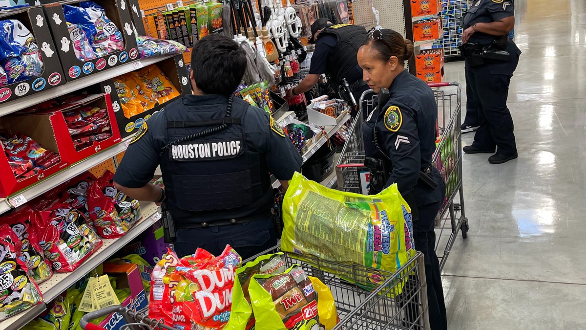 HouPDFoundation's tweet photo. Thank you to @HEB, always a great community partner, for your donation to support this year’s @houstonpolice Southeast Patrol Division's Trunk or Treat! So many children in our community will have a safe place to enjoy #Halloween because of your generosity. https://t.co/pICrWgpk9P