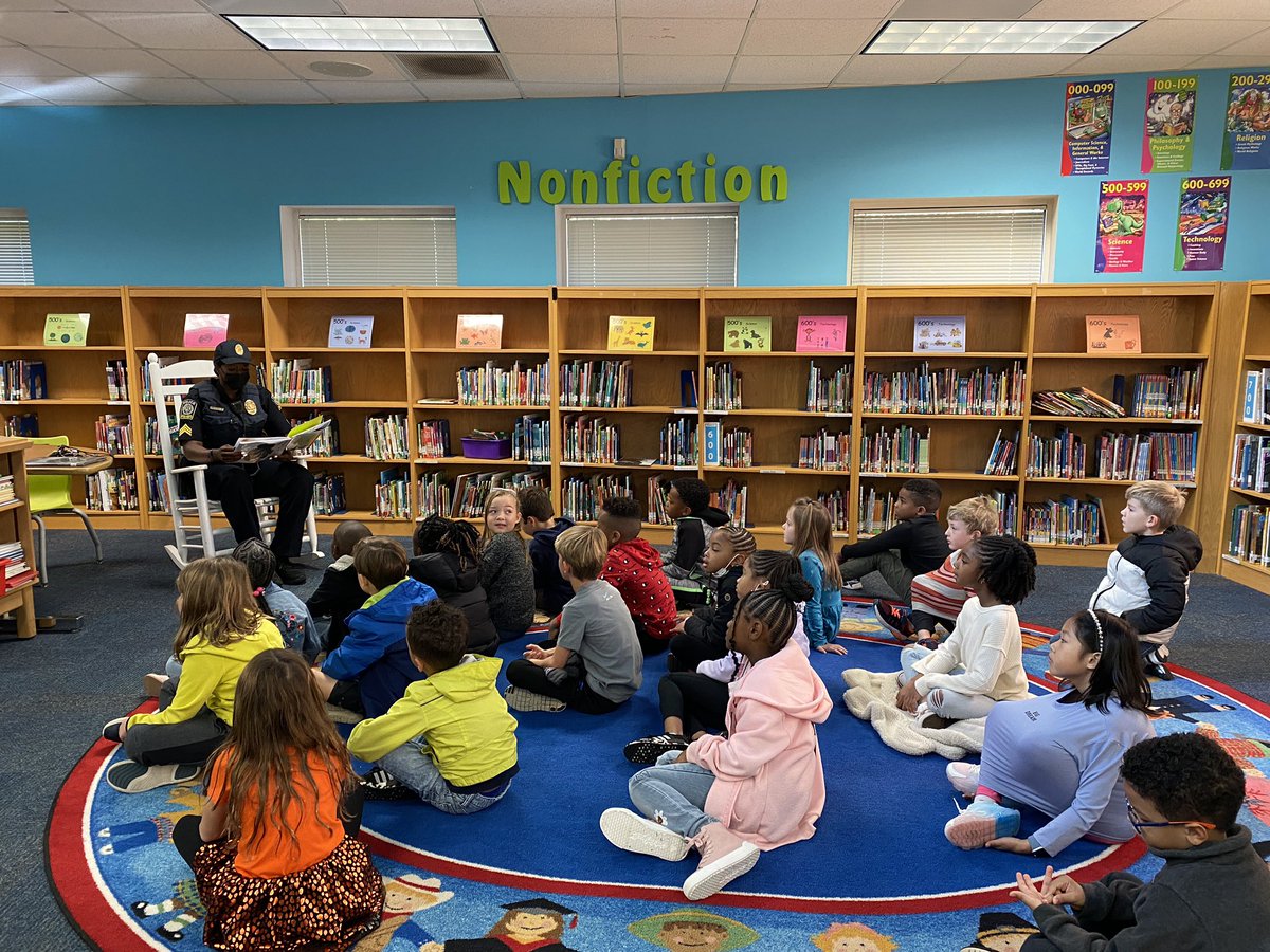 Books and badges! Thank you to Sergeant Robinson for imagining the world with us! @APSPDChief @SEL_APS @APSPolice @APSMediaServ @dehutson @apsupdate