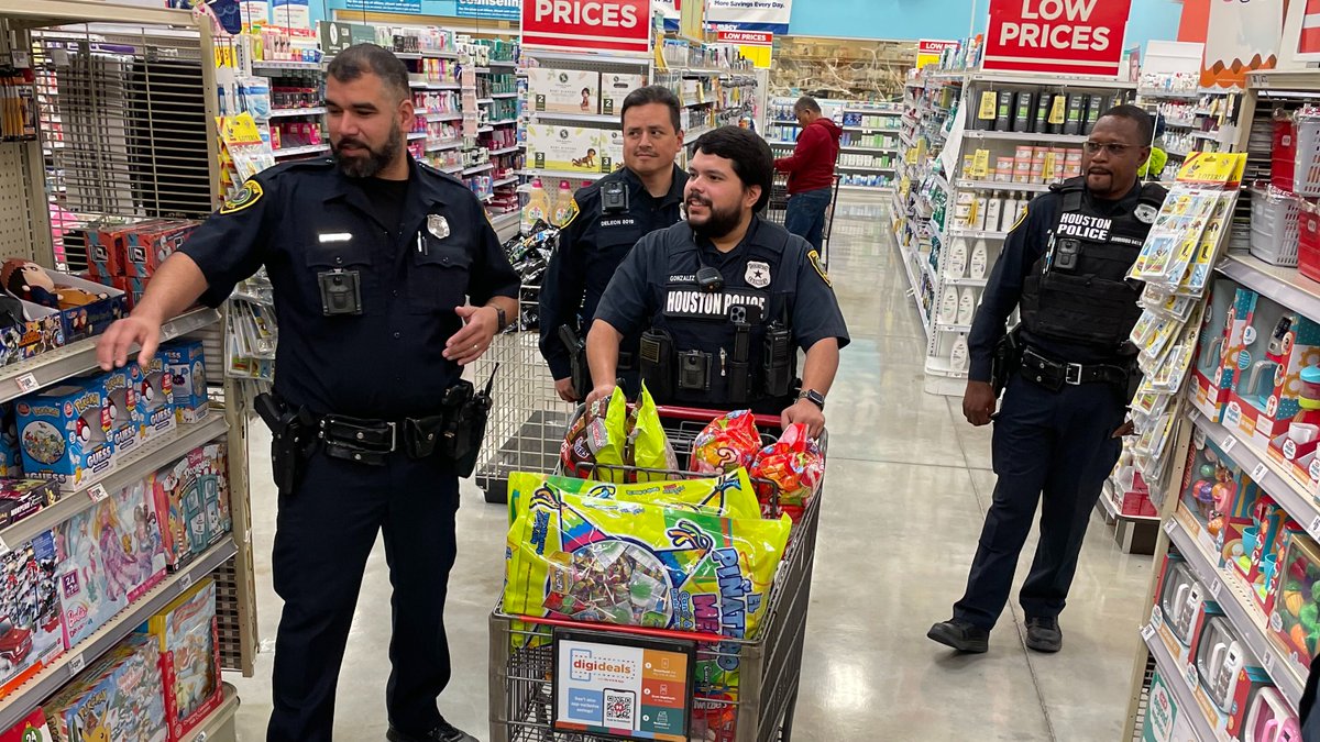HouPDFoundation's tweet photo. Thank you to @HEB, always a great community partner, for your donation to support this year’s @houstonpolice Southeast Patrol Division's Trunk or Treat! So many children in our community will have a safe place to enjoy #Halloween because of your generosity. https://t.co/pICrWgpk9P